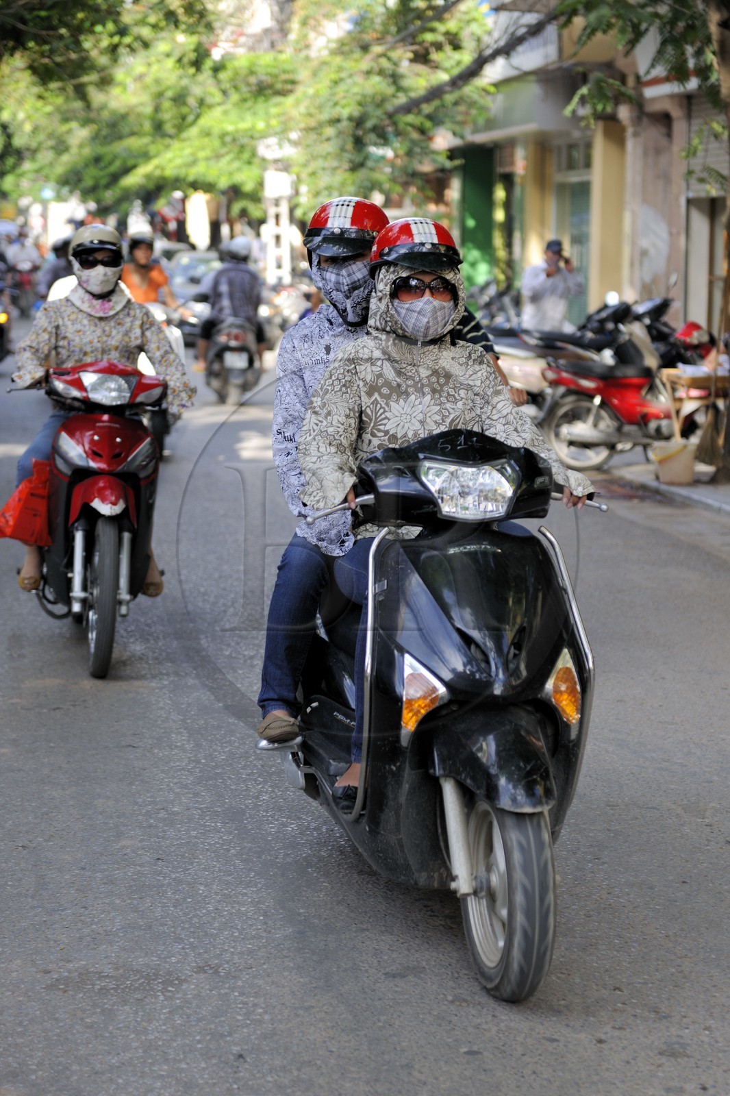 Vietnam, Hanoï, circulation en moto dans la vieille ville, emmitouflage contre le soleil par 35° et protection contre la pollution
