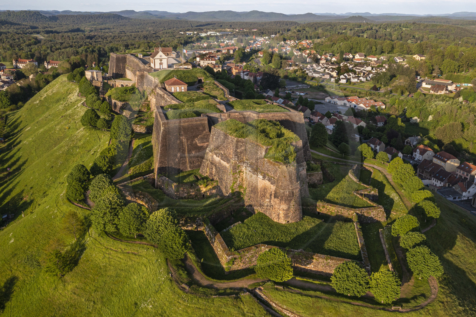 France, Moselle (57), Parc régional des Vosges du nord, Bitche, la citadelle fortifiée par Vauban (vue aérienne)