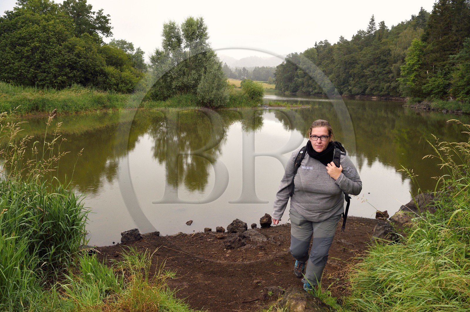 France, Puy-de-Dôme (63), Aydat, vers l'étang du Chateau de Montlosier, Catline Lajoie garde nature au Parc naturel régional des Volcans d'Auvergne