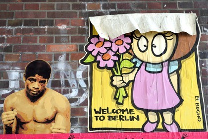 Allemagne, Berlin, Berlin-Mitte, street art de l'artiste El Bocho dans Dircksenstrasse sous le metro aérien