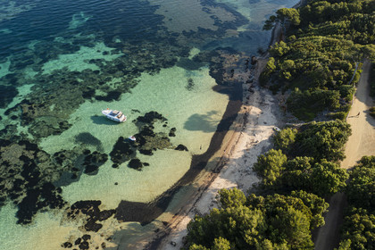 France, Var (83), Iles d'Hyères, parc national de Port Cros, Ile de Porquerolles, la plage Notre-Dame dans la Baie de l'Alycastre (vue aérienne)