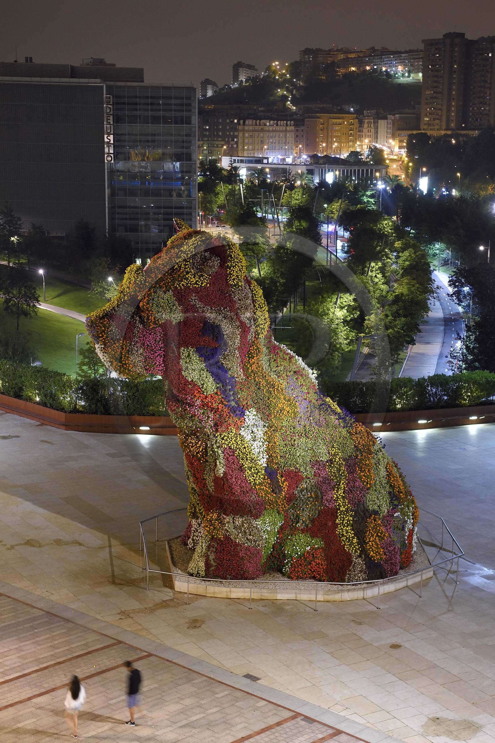 Espagne, Pays basque espagnol, Biscaye, Bilbao, sculpture de plus de 12 mètres de haut de l'artiste américain Jeff Koons intitulée Puppy sur le parvis du musée Guggenheim de l'architecte Frank Gehry