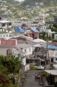 Ile de la Grenade, rue en pente de la capitale Saint-Georges