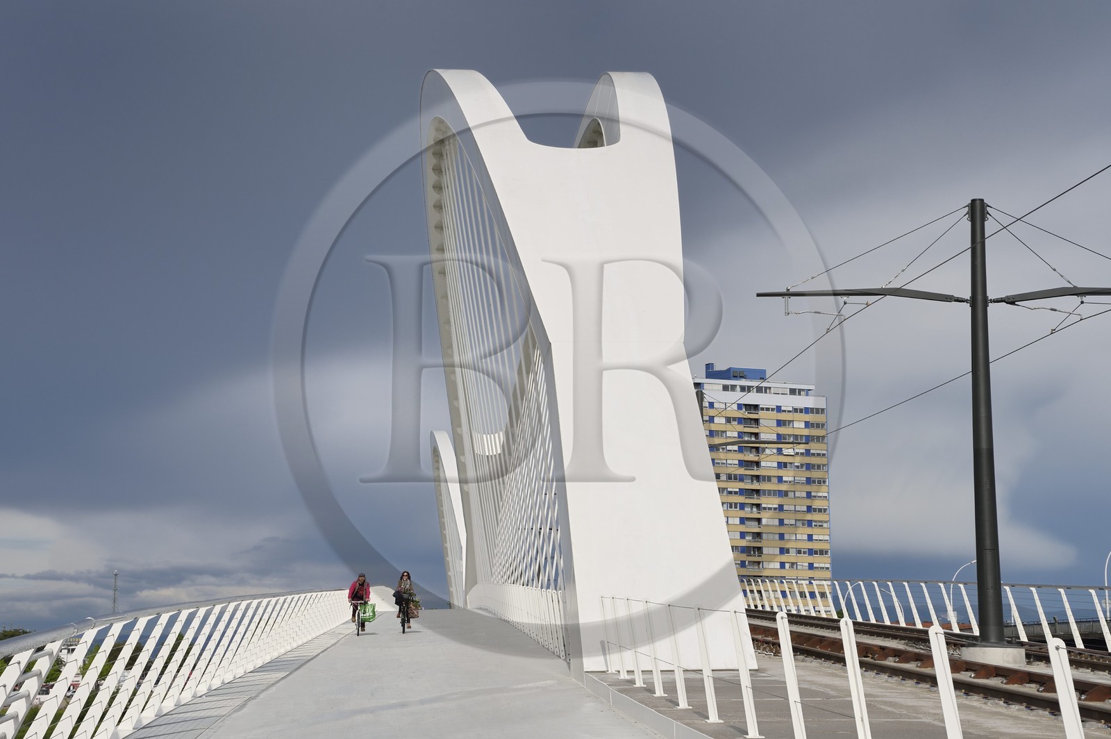 France, Bas-Rhin (67), Strasbourg, le pont piéton, vélo et du tram de la ligne D sur le Rhin reliant Strasbourg à Kehl en Allemagne inauguré le 28 avril 2017 appelé pont Beatus Rhenanus