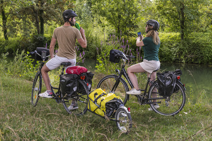France, Deux-Sèvres (79), le Marais Poitevin, la Venise Verte, Magné, randonnée à bicyclette le long de la Sèvre Niortaise sur la voie cyclable de la Vélo Francette, vélo avec une remorque transportant le matériel de camping