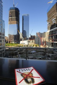 Etats-Unis, New-York, Manhattan, reconstruction du site de Ground Zero avec le One World Trade Center (Freedom Tower), le Time magazine annoncant la mort de Ben Laden face au site des attentats du 11 septembre 2001 sur les tours jumelles du World Trade Center