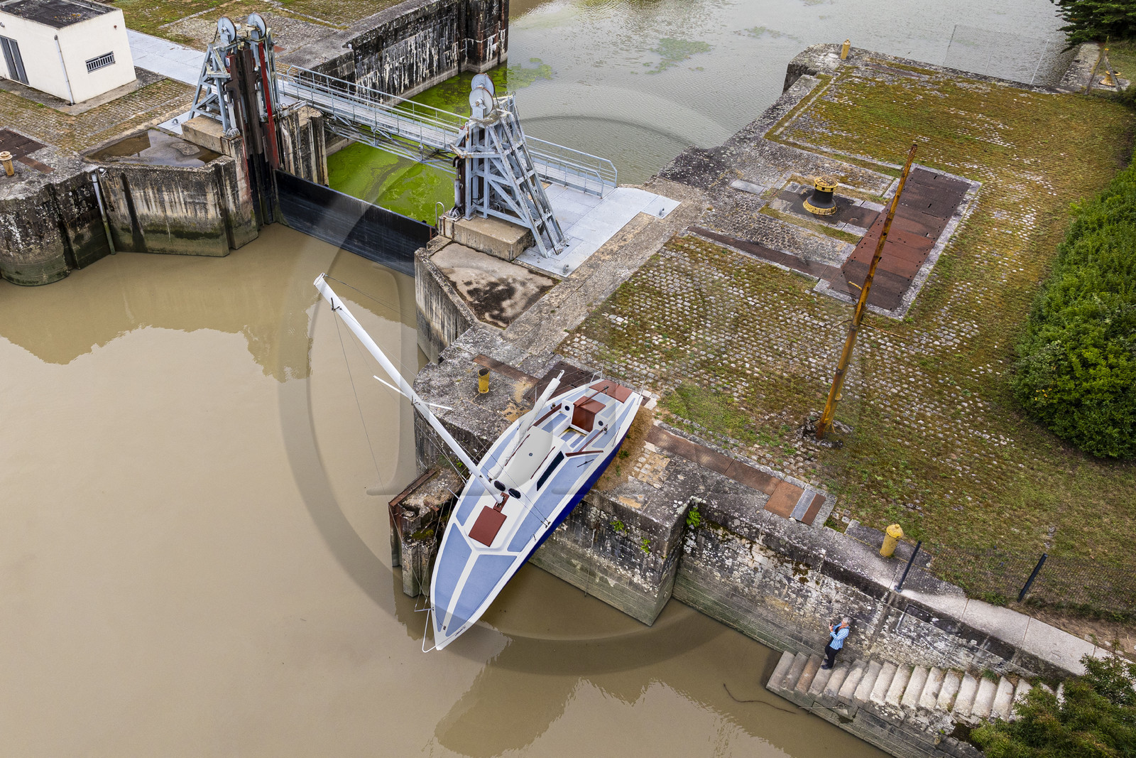 France, Loire-Atlantique (44), Le Pellerin, collection d'art contemporain à ciel ouvert Estuaire, le voilier sculpture de 9 m de long Misconceivable réalisé par l'artiste autrichien Erwin Wurm à l'écluse d'accès au canal de la Martinière sur la Loire (vue aérienne)