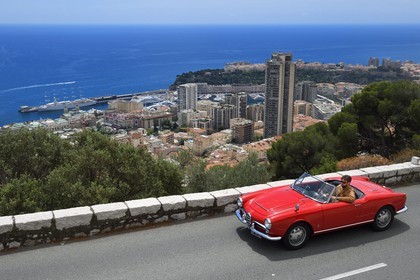 Principauté de Monaco, Alfa Romeo Giulietta décapotable de collection sur la route de la Moyenne Corniche surplombant Monaco