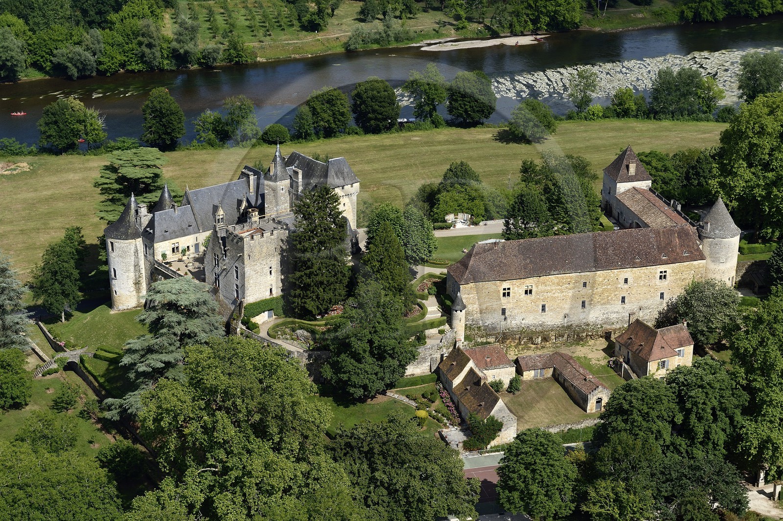 France, Dordogne (24), Périgord Noir, vallée de la Dordogne, Castelnaud-la-Chapelle, chateau de Fayrac du XVIe siècle au bord de la Dordogne (vue aérienne)