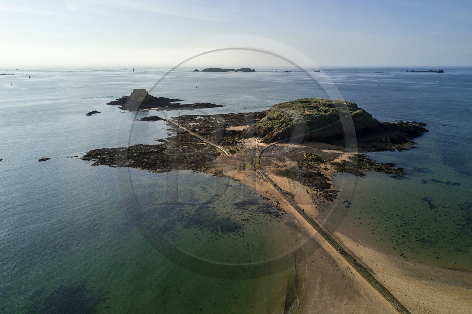 France, Ille-et-Vilaine (35), Côte d'Emeraude, Saint-Malo, l'île rocheuse Grand-Bé à droite et Petit-Bé à gauche, à marée basse (vue aérienne)