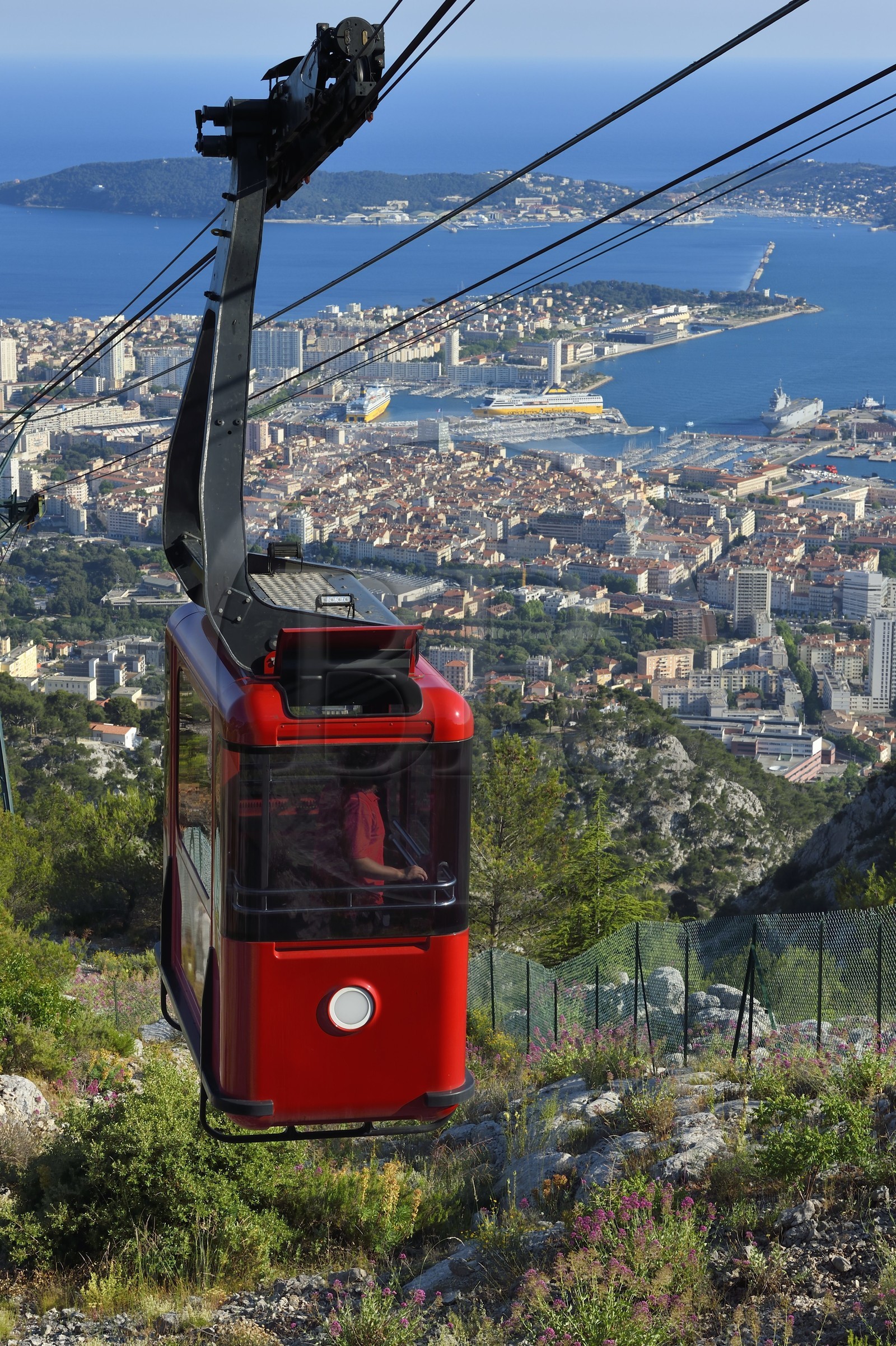 France, Var (83), Toulon, le téléphérique depuis le Mont Faron, la ville et le port militaire (Arsenal) dans la rade en arrière plan