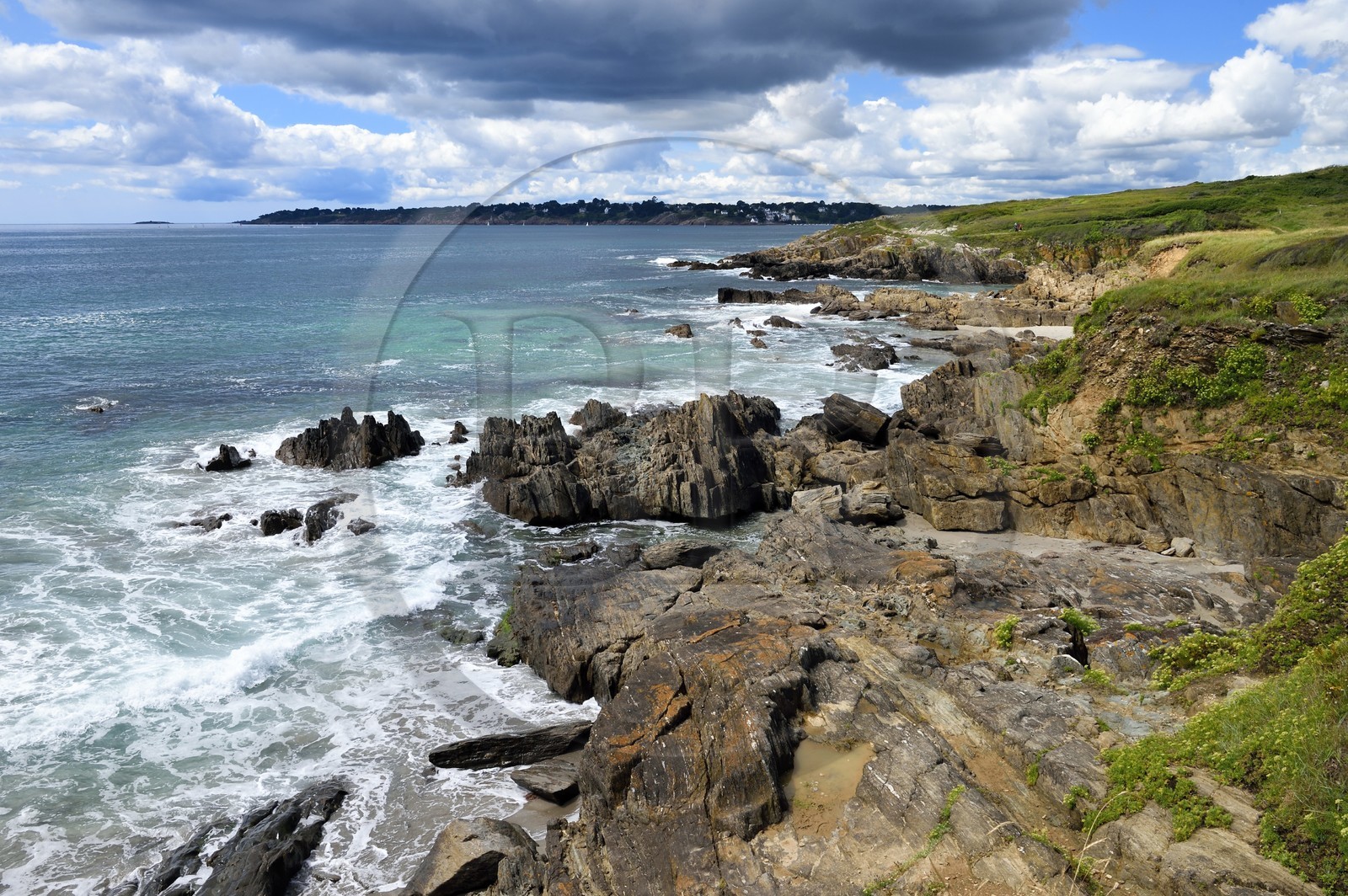 France, Finistère (29), Moelan-sur-Mer, le littoral entre Kerfany les Pins et la plage de Trenez sur le chemin de Grande Randonnée GR 34 ou sentier des douaniers
