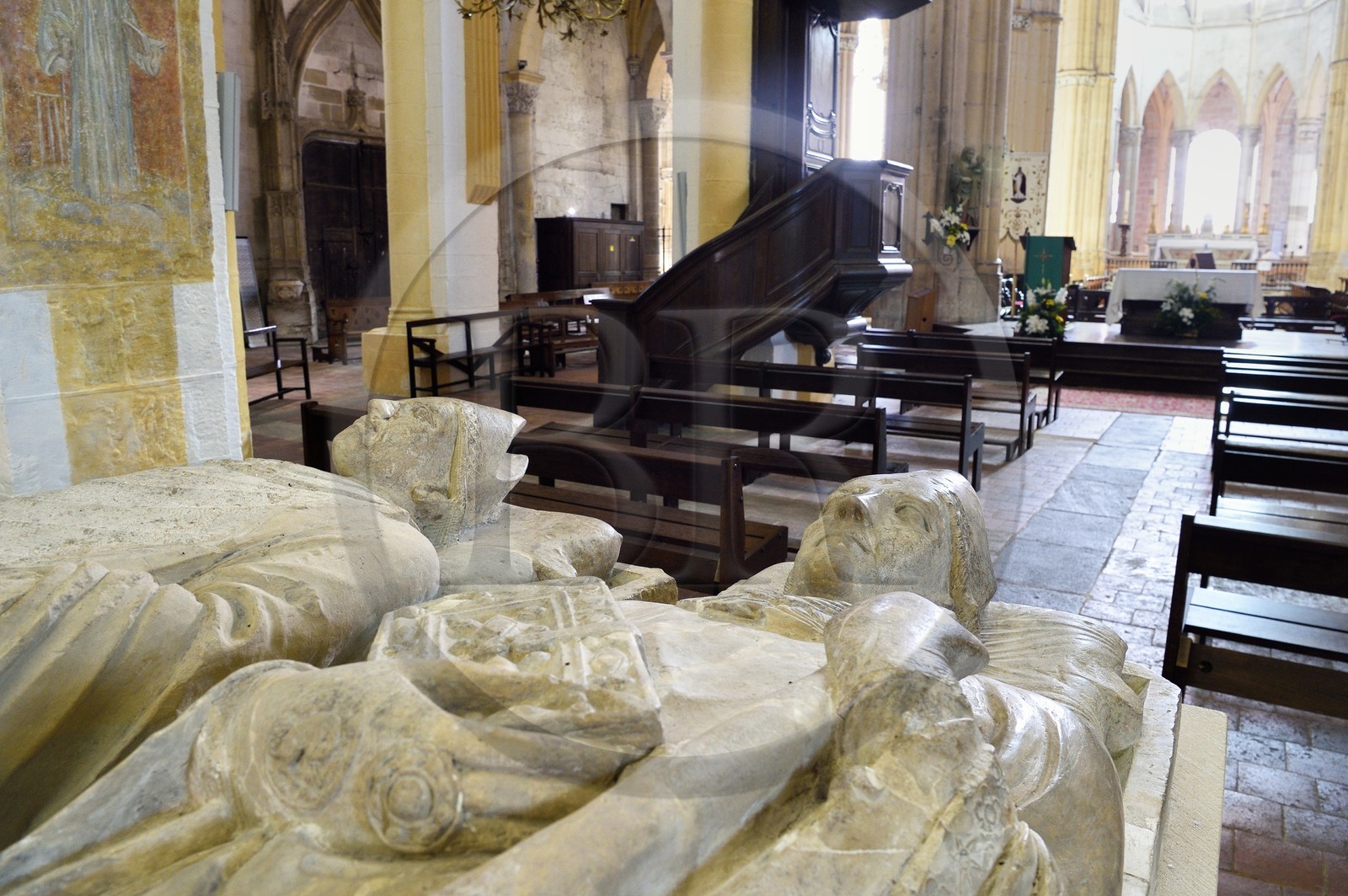 France, Allier (03), ancienne province du Bourbonnais, Souvigny, l'église prieurale clunisienne Saint-Pierre-et-Saint-Paul, nécropole ducale des Ducs de Bourbon, gisants de deux illustres abbés de Cluny devenus Saint Mayeul et Saint Odilon