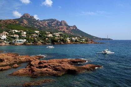 France, Var (83), Agay commune de Saint-Raphaël, massif de l'Estérel, calanque d'Anthéor et le Cap Roux dominé par le Saint-Pilon