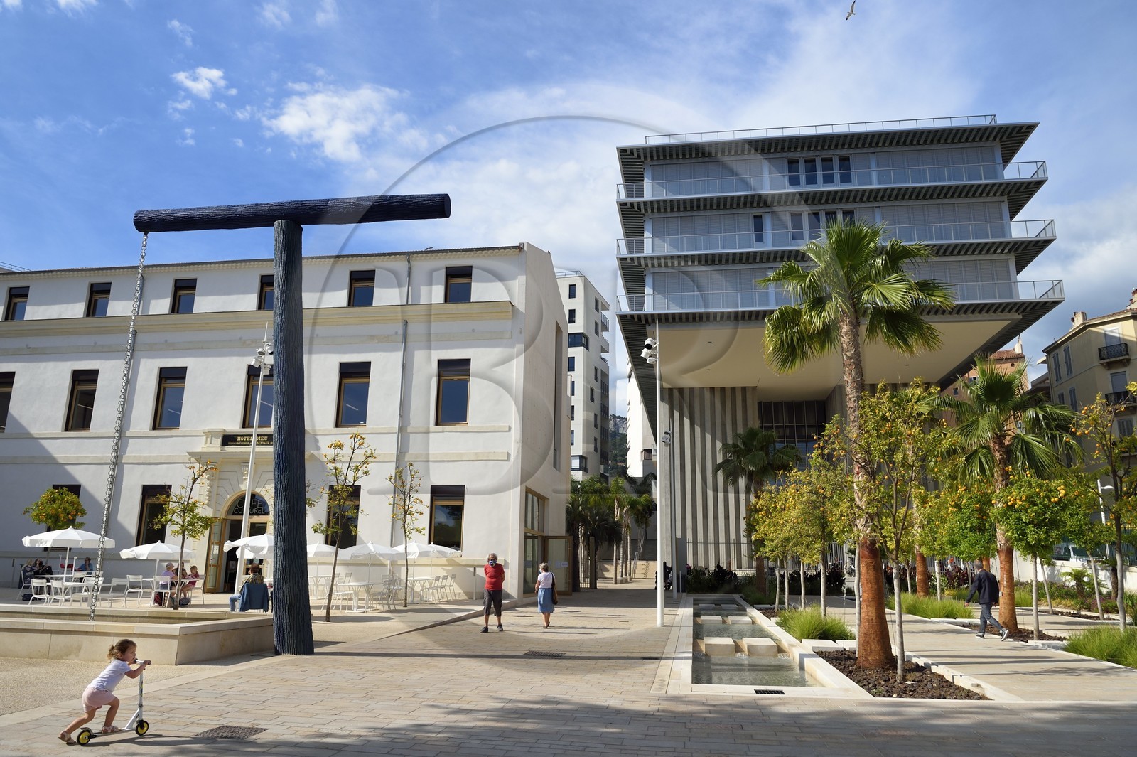 France, Var (83), Toulon, quartier Chalucet, la médiathèque Chalucet à gauche et la Maison de la Créativité abritant l'Ecole Camondo Méditerranée (Architecture d'intérieur et Design) dans le Jardin Alexandre 1er, à gauche la Fontaine Italique (2018-2020) de l'artiste Didier Marcel