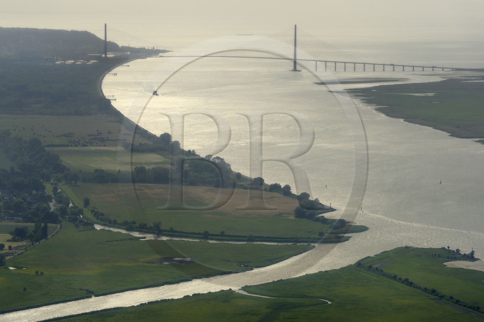 France, entre Calvados (14) et Seine-Maritime (76), le Pont de Normandie enjambe la Seine pour relier les villes de Honfleur et du Havre (vue aérienne)