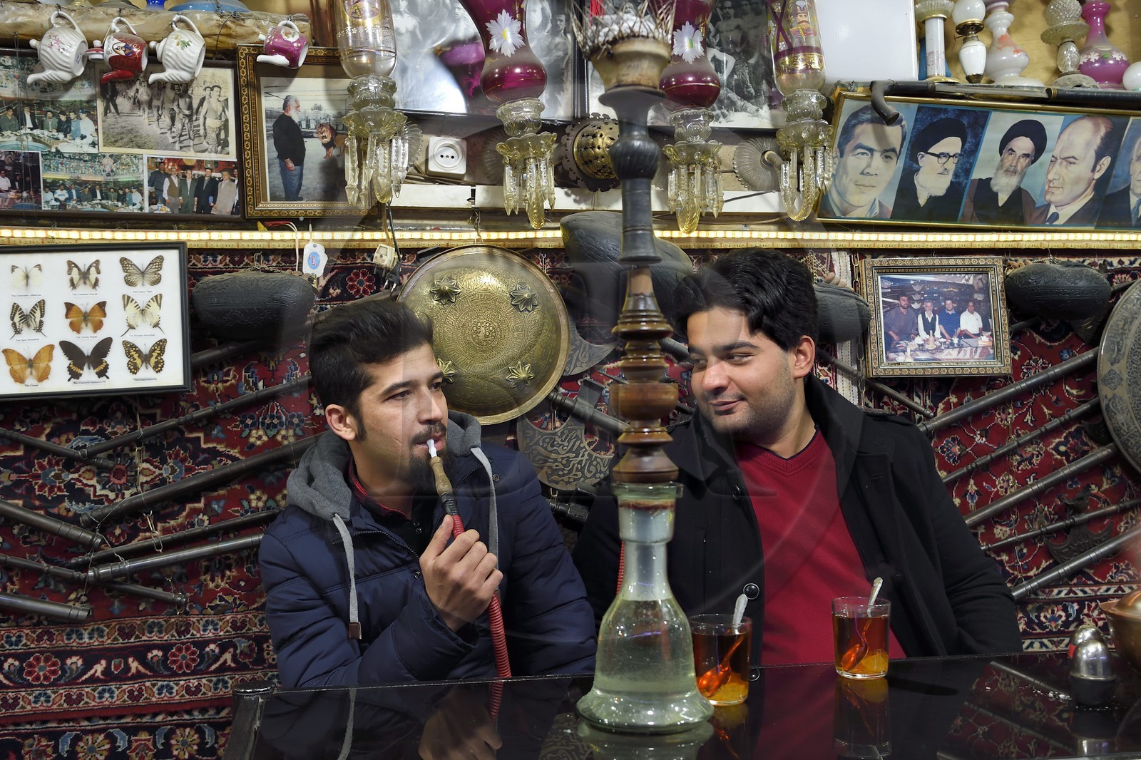Iran, province d'Ispahan, Ispahan, la maison de thé et restaurant Chai Khaneh Azadegan, homme fumant la pipe à eau