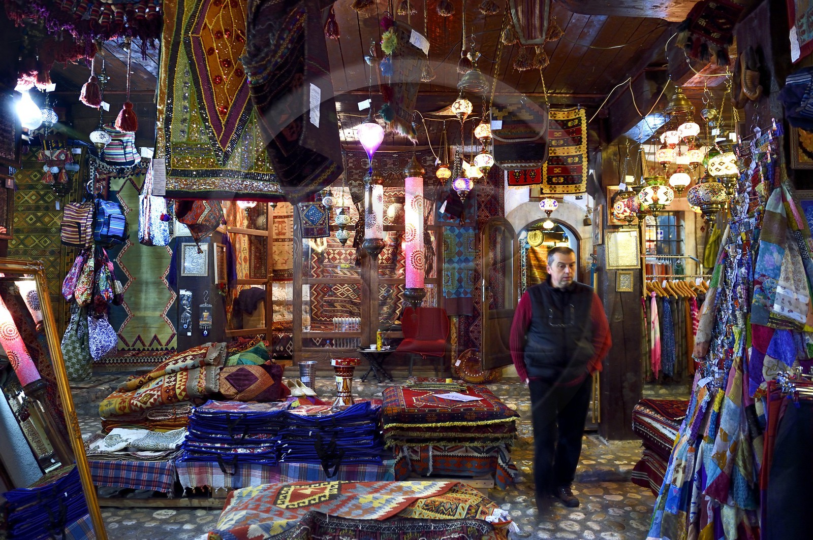 Bosnie-Herzégovine, Sarajevo, quartier de Bascarsija dans la vieille ville, marchand de tapis dans l'ancien caravansérail de Morica Han