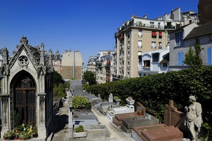 France, Paris (75), Butte Montmartre, le cimetière Saint Vincent entouré d'immeubles et la tombe du peintre Utrillo
