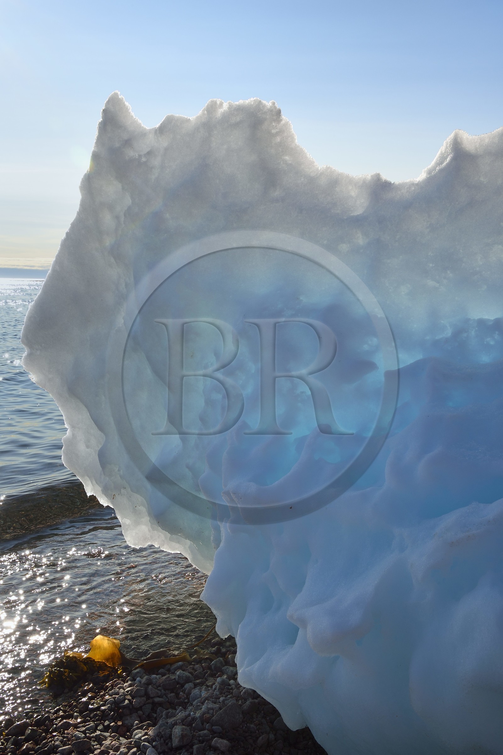 Groenland, cote Nord-Ouest, Smith sound au nord de la baie de Baffin, Inglefield Land, site de Etah dans le Foulke fjord, campement inuit aujourd'hui abandonné qui servit de base à plusieurs expéditions polaires, petit icebeg sur la plage