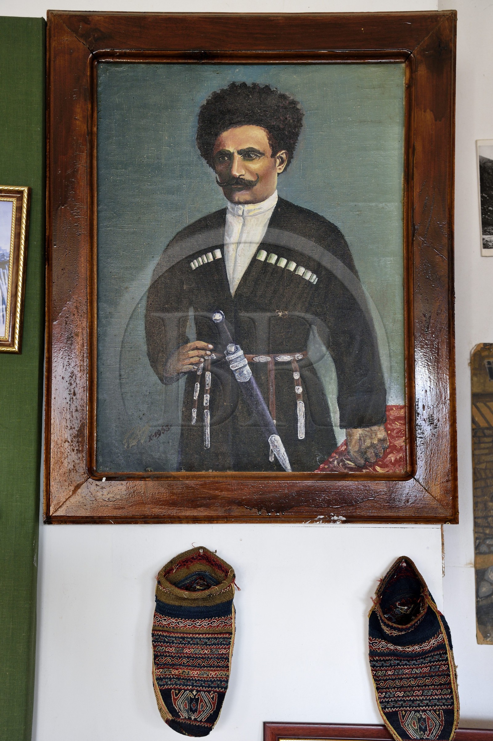 Azerbaïdjan, région de Quba (Guba), chaine de montagne du Grand Caucase, musée du village de Khinalug (Xinaliq), tcherkeska, manteau traditionnel typique du Caucase du XIXème siècle