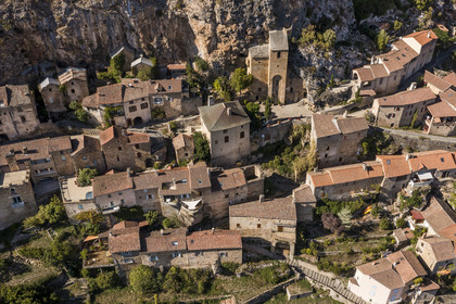 France, Aveyron (12), parc naturel régional des Grands Causses, Peyre, labellisé Les Plus Beaux Villages de France, maisons et église troglodytique Saint-Christophe des XIème et XVIIème siècles