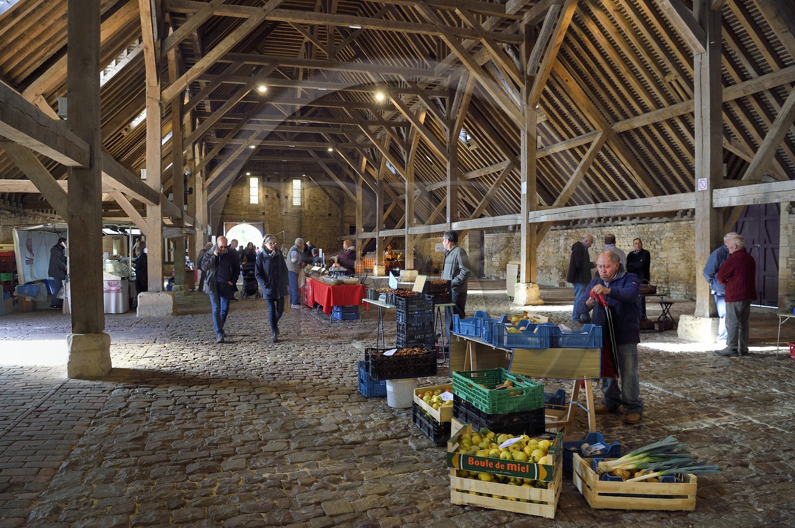 France, Calvados (14), Pays d'Auge, Saint-Pierre-sur-Dives, vente de fruits et légumes sous les halles du XIe siècle reconstruites au XVe siècle