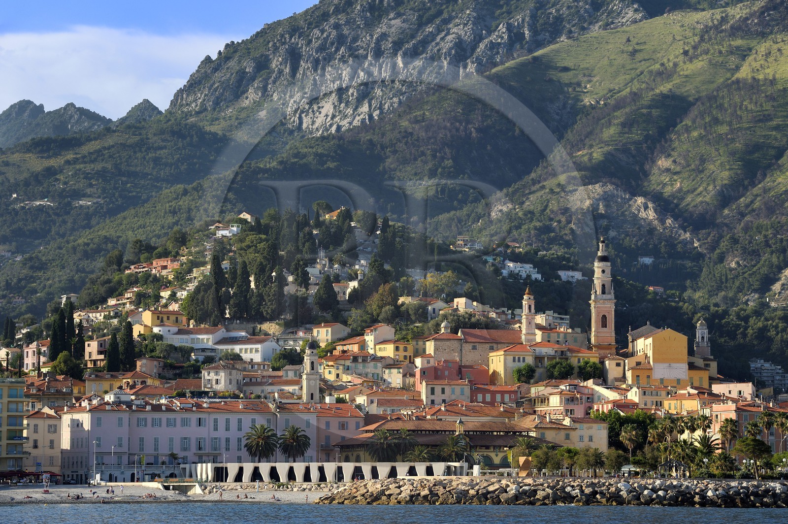 France, Alpes-Maritimes (06), Menton, la vieille ville dominée par la Basilique Saint Michel, le musée Jean Cocteau construit en 2008 par l'architecte Rudy Ricciotti au premier plan