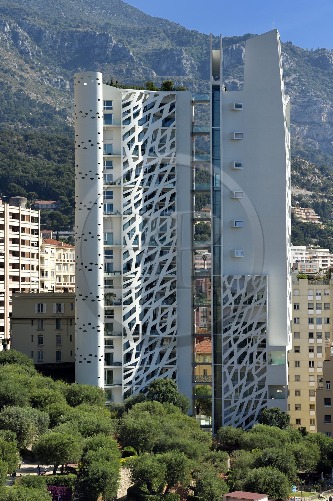 Principauté de Monaco, Monaco, quartier de La Condamine, parc Princesse Antoinette et l'immeuble Le Simona conçu par l'architecte Jean-Pierre Lott