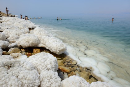 Israel, District sud,  baigneurs à la plage de Ein Gedi sur la Mer Morte, concrétions salines