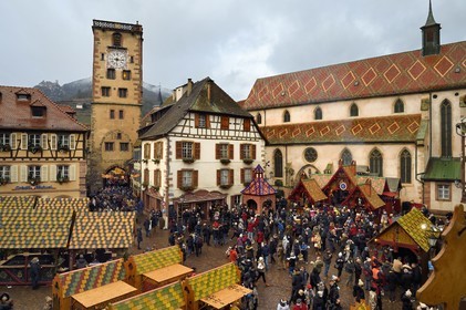 France, Haut-Rhin (68), Ribeauvillé, le marché de Noël médiéval avec notamment un étal proposant du sanglier à la broche sur la place devant l'église du couvent des Augustins et de la Tour des Bouchers