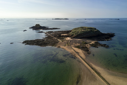 France, Ille-et-Vilaine (35), Côte d'Emeraude, Saint-Malo, l'île rocheuse Grand-Bé à droite et Petit-Bé à gauche, à marée basse (vue aérienne)