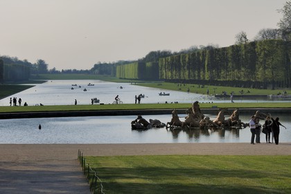 France, Yvelines (78), parc du château de Versailles, classé Patrimoine Mondial de l'UNESCO, le bassin d' Apollon et le Grand Canal