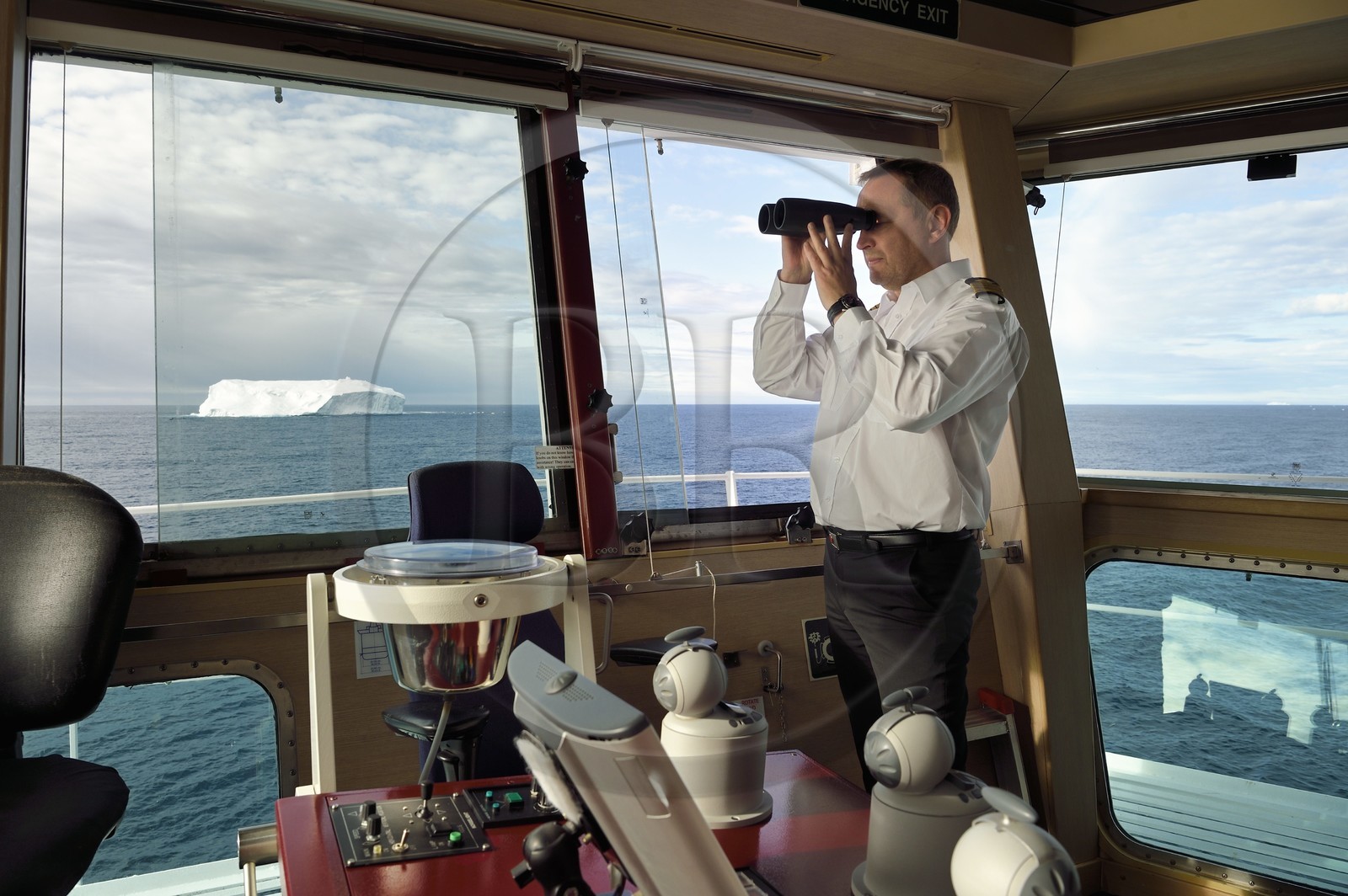 Groenland, cote Nord-Ouest, Baffin Bay, le capitaine Raymond Martinsen du bateau de croisière MS Fram de la compagnie Hurtigruten observe les icebergs à la jumelle