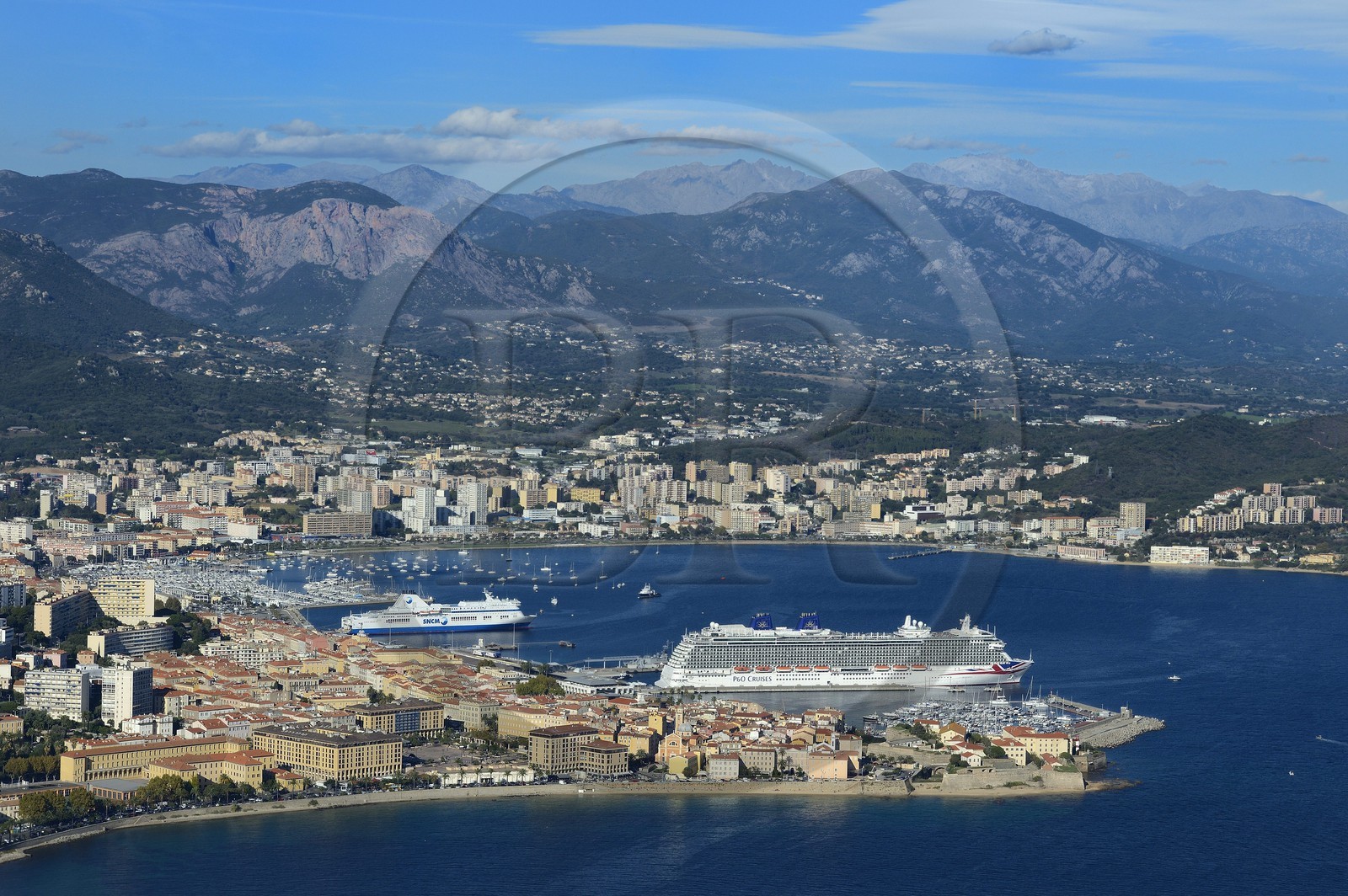 France, Corse-du-Sud (2A), Ajaccio, au premier plan la citadelle dans la vieille ville et le port (vue aérienne)