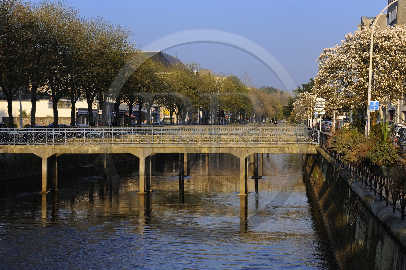 France, Finistère (29), Quimper, passerelles sur l'Odet