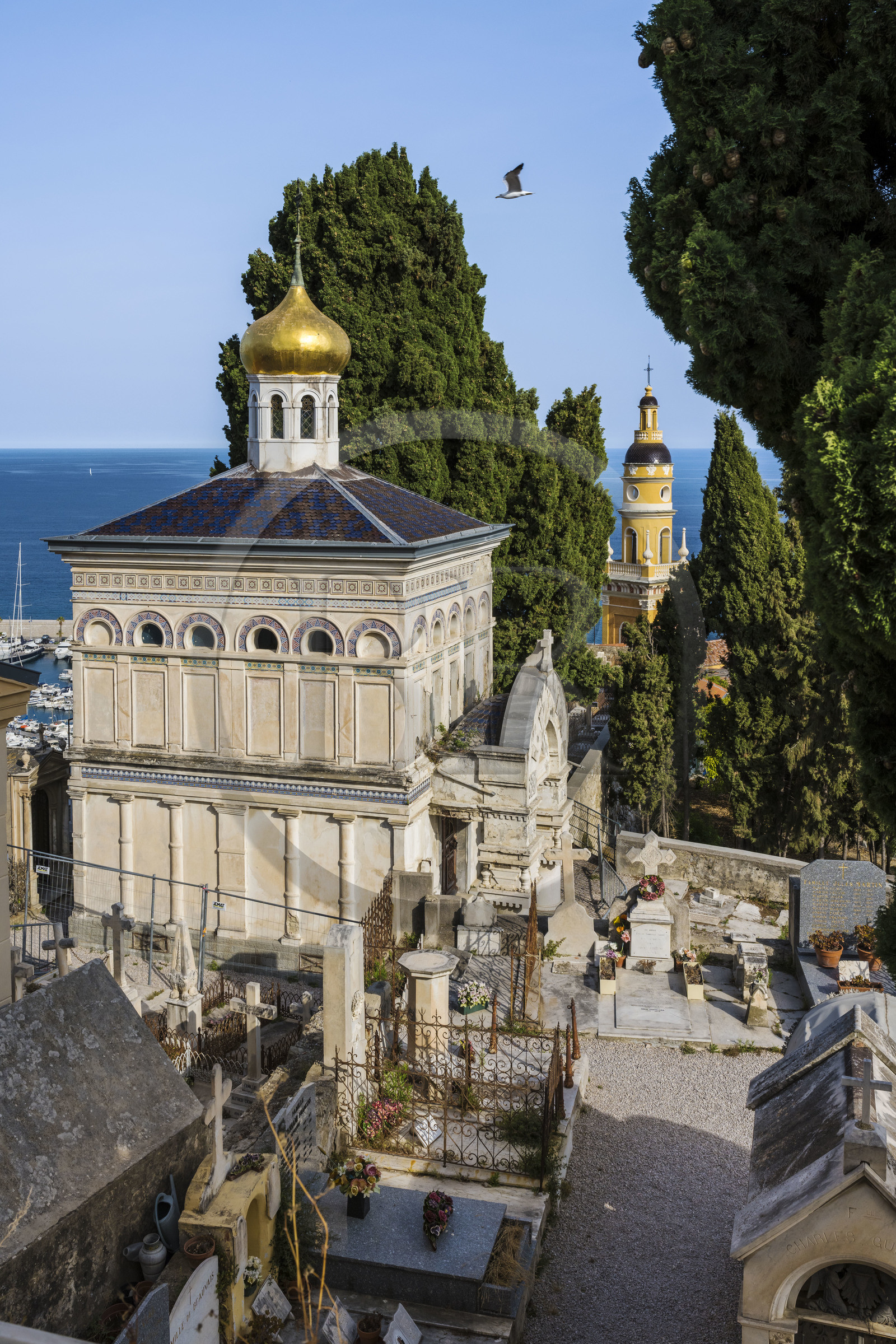 France, Alpes-Maritimes (06), Menton, la vieille ville, le cimetière du Vieux-Chateau, cimetière marin, chapelle orthodoxe édifiée en 1884 par le comte Protassov-Bechmetieff, la Basilique Saint Michel en arrière plan