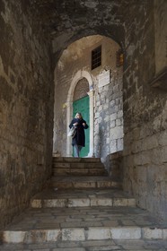 Croatie, Dalmatie, côte dalmate, Sibenik, passage vouté dans une ruelle en escalier