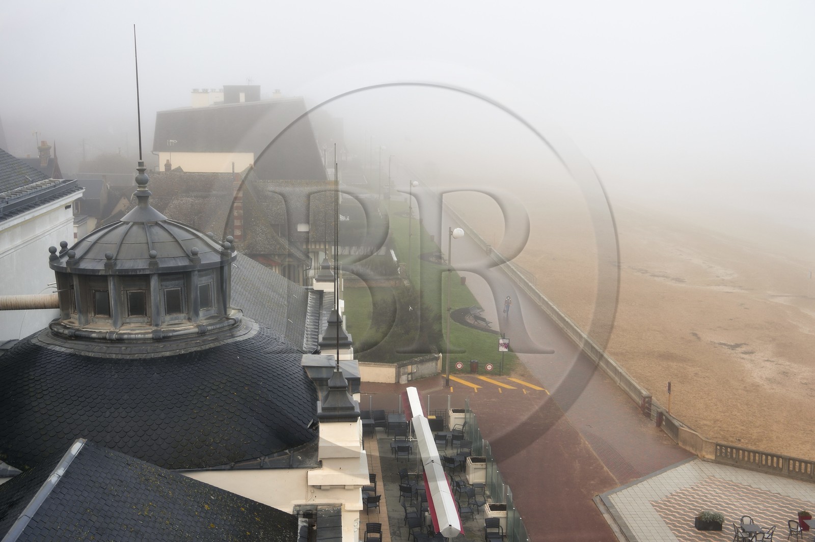 France, Calvados (14), Pays d'Auge, la côte Fleurie, Cabourg, vue au petit matin dans la brume sur le casino et la promenade du bord de mer depuis le Grand Hotel où Marcel Proust séjourna chaque été de 1907 à 1914