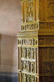 France, Bas-Rhin (67), Orschwiller, le chateau du Haut-Koenigsbourg, le poêle en céramique jaune (kachelofe) est constitué de carreaux copiant les carreaux de poêle trouvés lors de fouilles