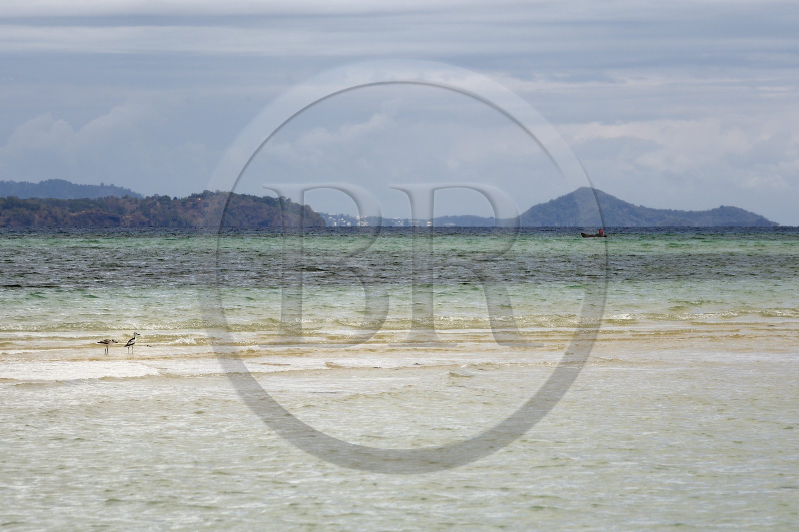 France, Ile de Mayotte, Grande-Terre, M'Tsamoudou, ilot de sable blanc sur le récif de corail dans la lagune face à la pointe Saziley