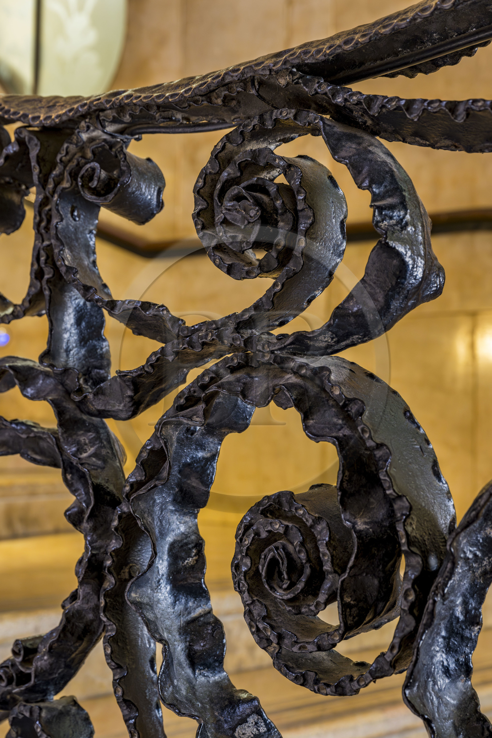 Espagne, Catalogne, Barcelone, quartier de l'Eixample, Passeig de Gracia, Pedrera ou Casa Mila (1905-1910) de l'architecte du modernisme catalan Antoni Gaudi, site classé au Patrimoine Mondial de l'UNESCO, rampe de l'escalier principal