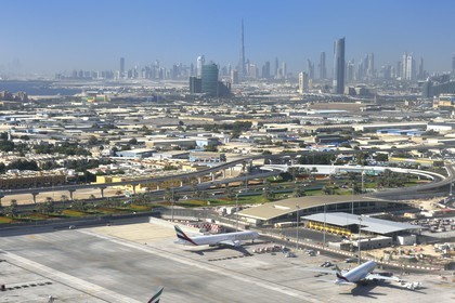 Emirats Arabes Unis, Dubai, Dubai International Airport et le centre ville en arrière plan (vue aérienne)