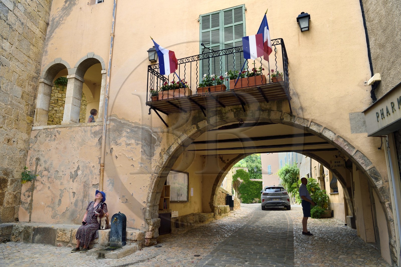 France, Var (83), Seillans, labellisé Les Plus Beaux Villages de France, facade de la mairie avec sur la gauche le Balcon des Seigneurs