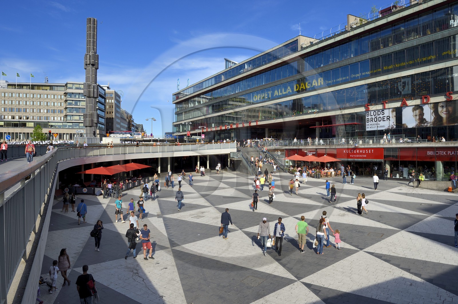 Suède, Stockholm, le Kulturhuset (Maison de la culture) sur la place Sergels Torg et le Kristallvertikalaccent, obélisque de verre de 37 mètres du sculpteur Edvin Öhrström