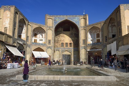 Iran, province d'Ispahan, Ispahan, entrée principale du Bazar-e Bozorg (Grand Bazar), immense bazar couvert qui remonte à près de 1300 ans, sur la place naghsh-i jahan aussi connue sous le nom de place Imam Khomeiny, classé Patrimoine Mondial de l'UNESCO