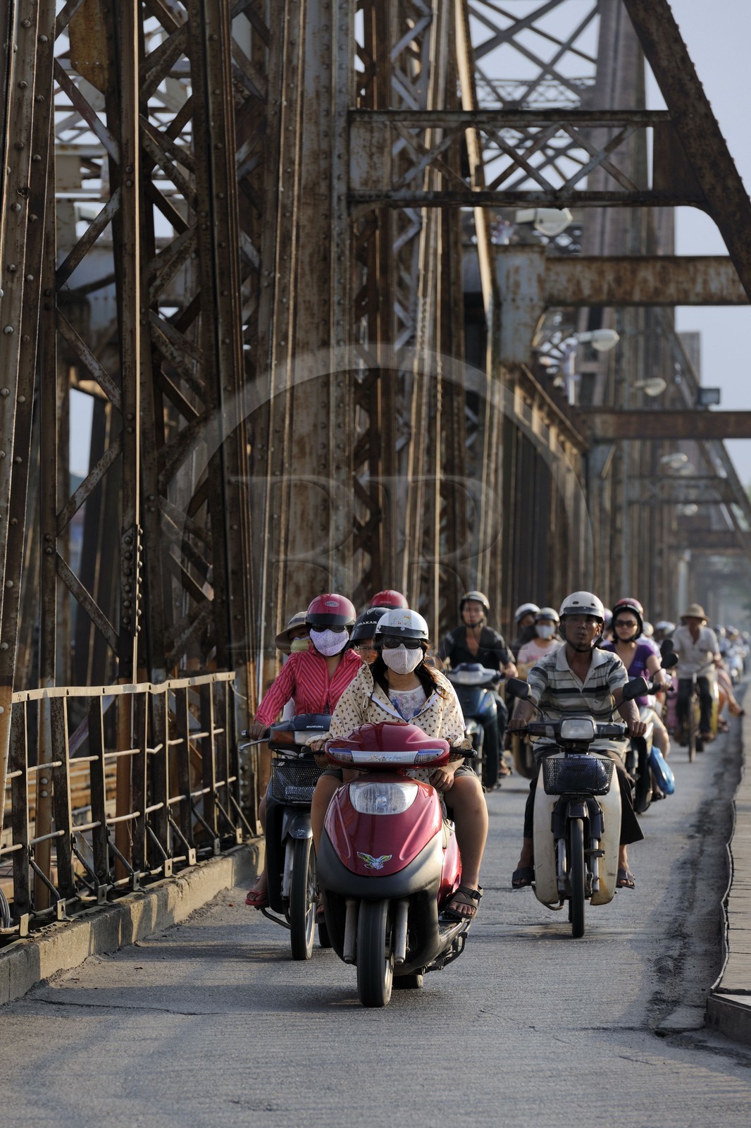 Vietnam, Hanoï, Pont Long Bien anciennement pont Paul Doumer est reservé à la circulation des trains, des deux-roues et des piétons, protection contre la pollution