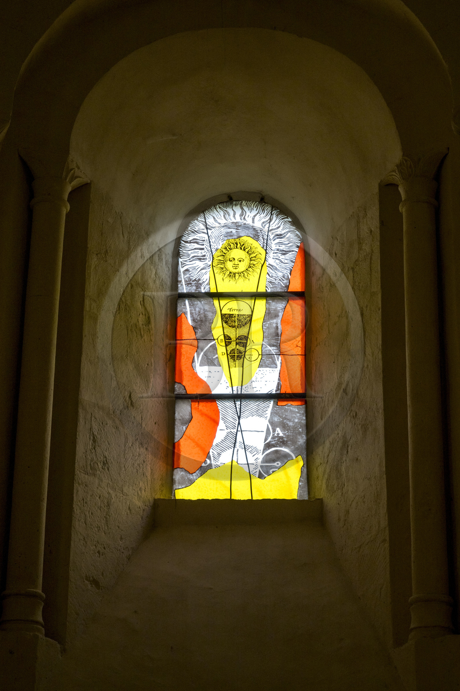 France, Charente-Maritime (17), l'ancien prieuré Saint-Jean-l'Evangéliste de Trizay appelé abbaye de Trizay abrite un centre d'art contemporain, vitraux de Richard Texier