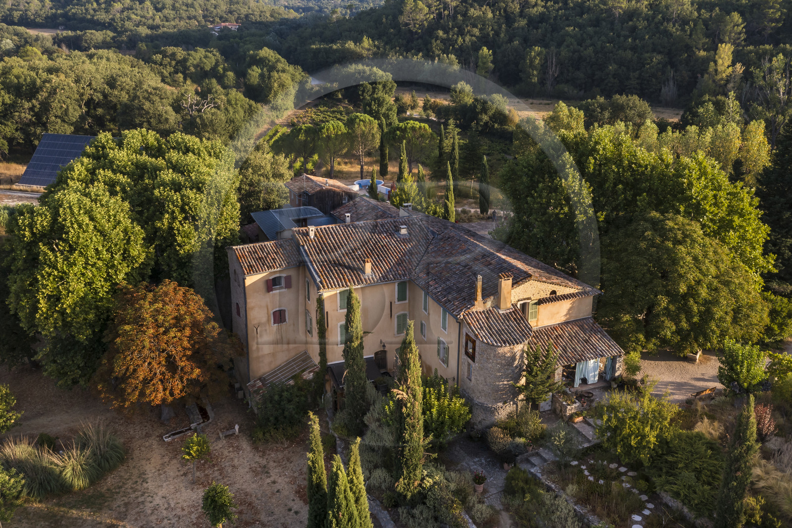 France, Var (83), Provence Verte, Bras, vers Saint-Maximin-la-Sainte-Baume, la maison d'hotes Le Peyrourier - une campagne en Provence (vue aérienne)