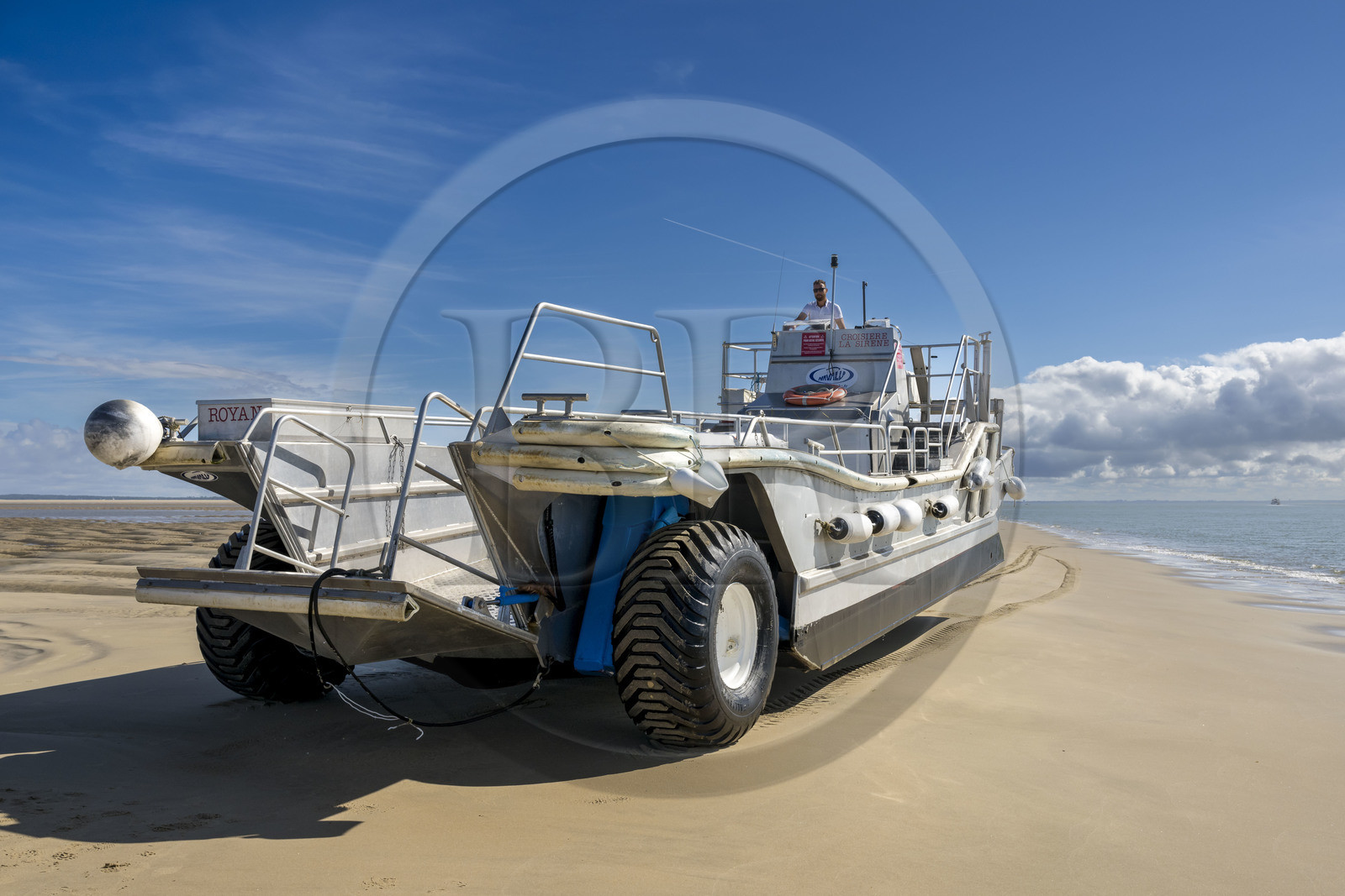 France, Gironde (33), le Verdon-sur-Mer, plateau rocheux de Cordouan, phare de Cordouan, classé Patrimoine Mondial de l'UNESCO, visite du phare avec transfert par bateau et chaland amphibie des croisières La Sirène